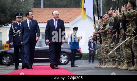 Nikosia, Chypre. 12 février 2024. Le président fédéral Frank-Walter Steinmeier est accueilli avec les honneurs militaires au Palais présidentiel par Nikos Christodoulides, président de la République de Chypre. Le président Steinmeier est le premier président allemand à visiter le pays de la Méditerranée orientale 20 ans après l'adhésion du pays à l'Union européenne (UE) et 50 ans après la division de l'île. Crédit : Bernd von Jutrczenka/dpa/Alamy Live News Banque D'Images