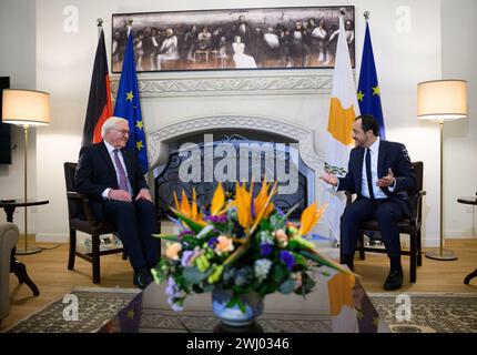 Nikosia, Chypre. 12 février 2024. Le président fédéral Frank-Walter Steinmeier (g) et Nikos Christodoulides, président de la République de Chypre, se rencontrent pour des entretiens au Palais présidentiel. Le président fédéral Steinmeier est le premier président allemand à visiter le pays de la Méditerranée orientale, 20 ans après l'adhésion du pays à l'Union européenne (UE) et 50 ans après la division de l'île. Crédit : Bernd von Jutrczenka/dpa/Alamy Live News Banque D'Images