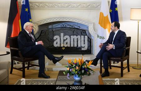 Nikosia, Chypre. 12 février 2024. Le président fédéral Frank-Walter Steinmeier (g) et Nikos Christodoulides, président de la République de Chypre, se rencontrent pour des entretiens au Palais présidentiel. Le président fédéral Steinmeier est le premier président allemand à visiter le pays de la Méditerranée orientale, 20 ans après l'adhésion du pays à l'Union européenne (UE) et 50 ans après la division de l'île. Crédit : Bernd von Jutrczenka/dpa/Alamy Live News Banque D'Images