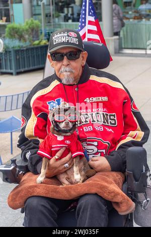 Homme et chien en tenue 49ers, Union Square, San Francisco, Californie, États-Unis Banque D'Images