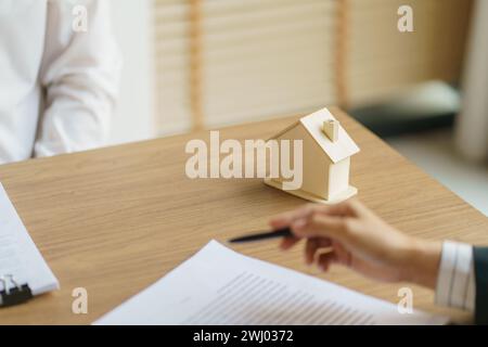 Timbre approuvé avec les gens d'affaires signant le contrat faisant affaire avec le consultant immobilier d'assurance habitation investissement immobilier Banque D'Images