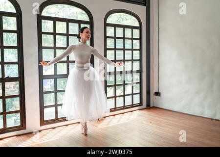 Danseuse de ballet asiatique girlÂ performance créative avec jupe blanche démontrant les compétences de danse jeune gracefulÂ formation de ballerine Banque D'Images