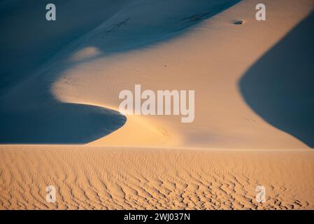 Dumont Sand Dunes, comté d'Inyo Californie, parc national de la Vallée de la mort, dunes de sable, coucher de soleil, contours des dunes de sable Banque D'Images