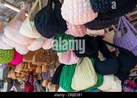 Beaucoup de sacs pour femmes en tissu et autres matériaux sur le marché Banque D'Images