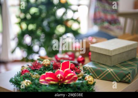 Femme fabriquant une couronne de gui décoration de couronne de Noël avec des mains de fleuriste de verdure d'hiver de bricolage faites à la main faisant de la wrea de Noël Banque D'Images