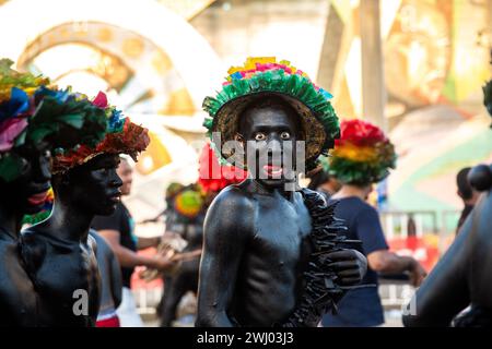 Barranquilla, Colombie. 11 février 2024. Des danseurs avec leur corps peint participent à la cure du carnaval le carnaval de Barranquilla est l'un des festivals folkloriques les plus importants de Colombie, également l'un des carnavals les plus connus d'Amérique latine et un patrimoine culturel immatériel de l'humanité proclamé par l'UNESCO en 2003. C’est un ensemble de cultures, natives, africaines et espagnoles qui se reflète dans les danses, les masques, les chars, les robes et la musique. Il attire des touristes du monde entier et l'attention des médias internationaux. Crédit : SOPA images Limited/Alamy Live News Banque D'Images