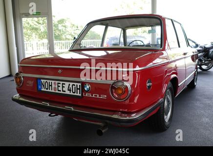 Itterbeck, Allemagne - Nov 1 2022 le dos d'une BMW 1602 classique brillante en rouge Banque D'Images