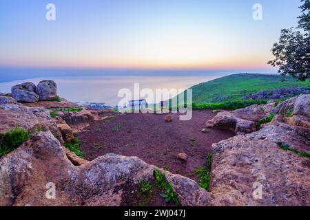 Arbel, Israël - 09 février 2024 : heure bleue (avant le lever du soleil) vue sur la mer de Galilée, depuis le mont Arbel (côté ouest). Nord d'Israël Banque D'Images