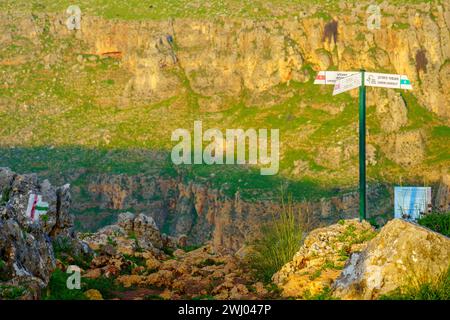 Arbel, Israël - 09 février 2024 : paysage de rochers, falaises, sentier pédestre et réserve naturelle du mont Arbel, avec un sentier pédestre et un panneau de direction, Norther Banque D'Images