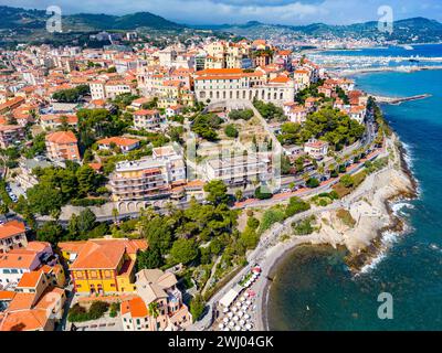 Vue aérienne de Porto Maurizio sur la Riviera italienne dans la province d'Imperia Banque D'Images