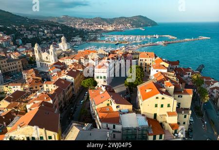 Vue aérienne de Porto Maurizio sur la Riviera italienne dans la province d'Imperia Banque D'Images