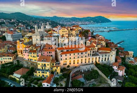 Vue aérienne de Porto Maurizio sur la Riviera italienne dans la province d'Imperia Banque D'Images