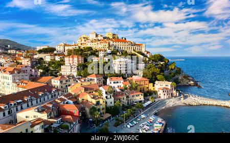 Vue aérienne de Porto Maurizio sur la Riviera italienne dans la province d'Imperia Banque D'Images