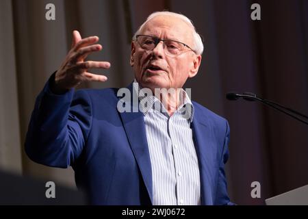 Erster BSW-Parteitag à Berlin Berlin, Deutschland - 27. Januar 2024 : Oskar Lafontaine spricht auf dem ersten BSW-Parteitag à Berlin. Die Partei Bündnis Sahra Wagenknecht BSW wurde im Januar 2024 unter anderem von Sahra Wagenknecht und weiteren ehemaligen Parteimitgliedern der Partei Die Linke gegründet. Berlin Banque D'Images