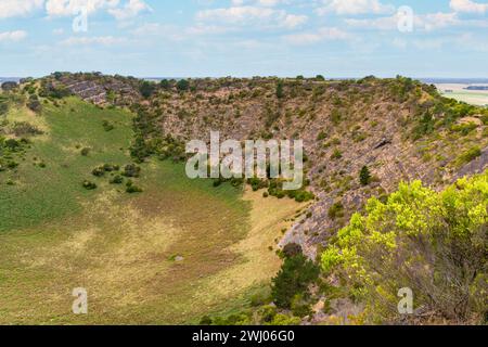 Marche sur le bord du cratère du Mont Schank, Australie méridionale Banque D'Images