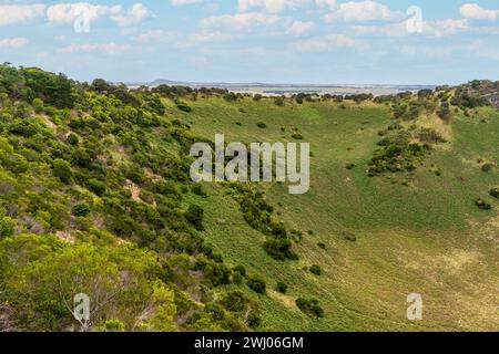 Marche sur le bord du cratère du Mont Schank, Australie méridionale Banque D'Images