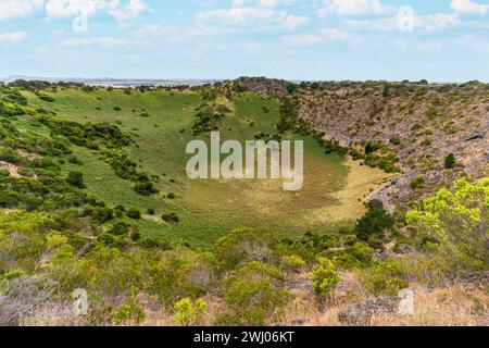 Marche sur le bord du cratère du Mont Schank, Australie méridionale Banque D'Images