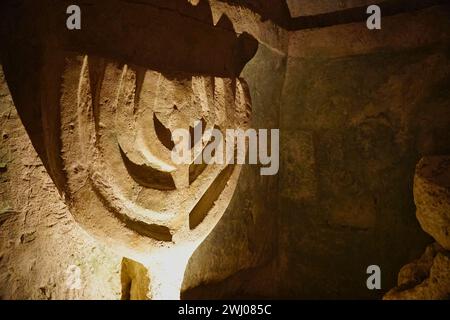 Menorah dans des grottes funéraires à Beit Schearim, Israël Banque D'Images