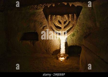 Menorah dans des grottes funéraires à Beit Schearim, Israël Banque D'Images