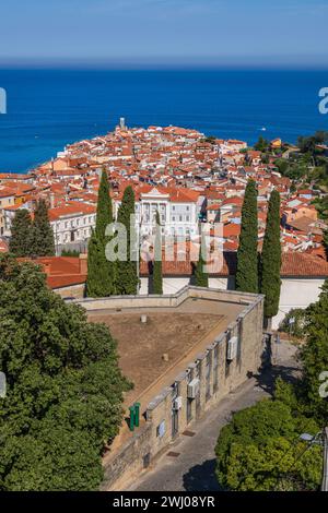 Vieille ville de Piran en Slovénie. Vue au-dessus des toits de tuiles rouges de maisons traditionnelles sur la côte de la mer Adriatique dans la région slovène d'Istrie. Banque D'Images