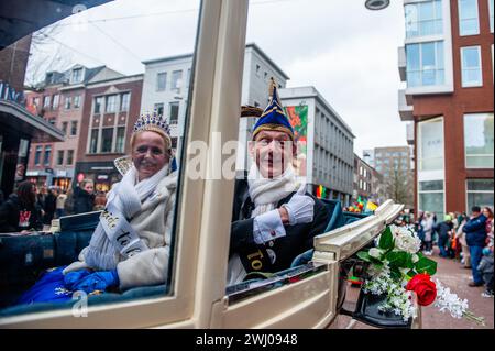 Nimègue, pays-Bas. 11 février 2024. Le prince et la princesse du Carnaval sont vus acclamer le public. À Nimègue, aux pays-Bas, le défilé du carnaval se compose d'un flotteur tiré par un véhicule électrique rempli des princes et princesses de l'année. Le reste de la parade se compose de gens habillés de costumes colorés et de groupes de musique. L'attraction principale chaque année est le costume que le maire de la ville Huber Bruls portera, cette année le thème était Flower Power. Crédit : SOPA images Limited/Alamy Live News Banque D'Images