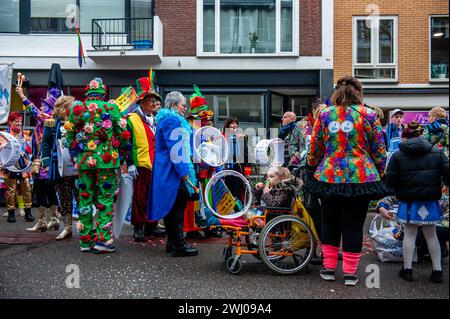 Nimègue, pays-Bas. 11 février 2024. Des gens en costumes drôles sont vus attendant que la parade commence. À Nimègue, aux pays-Bas, le défilé du carnaval se compose d'un flotteur tiré par un véhicule électrique rempli des princes et princesses de l'année. Le reste de la parade se compose de gens habillés de costumes colorés et de groupes de musique. L'attraction principale chaque année est le costume que le maire de la ville Huber Bruls portera, cette année le thème était Flower Power. (Photo par Ana Fernandez/SOPA images/SIPA USA) crédit : SIPA USA/Alamy Live News Banque D'Images