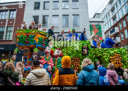 Nimègue, pays-Bas. 11 février 2024. Un flotteur coloré est vu passer devant le public. À Nimègue, aux pays-Bas, le défilé du carnaval se compose d'un flotteur tiré par un véhicule électrique rempli des princes et princesses de l'année. Le reste de la parade se compose de gens habillés de costumes colorés et de groupes de musique. L'attraction principale chaque année est le costume que le maire de la ville Huber Bruls portera, cette année le thème était Flower Power. (Photo par Ana Fernandez/SOPA images/SIPA USA) crédit : SIPA USA/Alamy Live News Banque D'Images