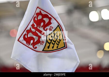 Stuttgart, Allemagne. 11 février 2024. Football : Bundesliga, VfB Stuttgart - FSV Mainz 05, Journée 21, MHPArena. Logo VfB sur le drapeau de coin. Crédit : Harry Langer/dpa - REMARQUE IMPORTANTE : conformément aux règlements de la DFL German Football League et de la DFB German Football Association, il est interdit d'utiliser ou de faire utiliser des photographies prises dans le stade et/ou du match sous forme d'images séquentielles et/ou de séries de photos de type vidéo./dpa/Alamy Live News Banque D'Images