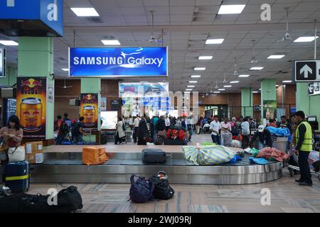 Architecture intérieure design et décoration de la zone de retrait des bagages et du carrousel à l'aéroport international de Tribhuvan avec des passagers en attente bondés Banque D'Images