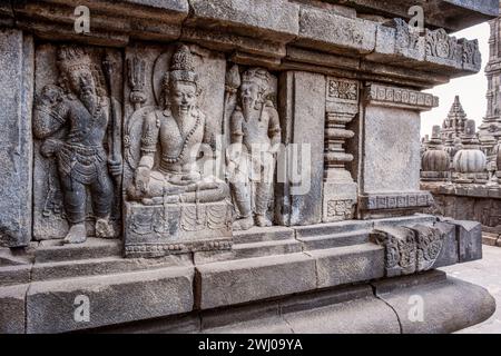 Sculptures en pierre sur les murs anciens du temple de Prambanan en Indonésie Banque D'Images