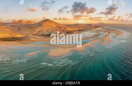 Playa de Sotavento au lever du soleil, Fuerteventura : une vue aérienne à couper le souffle sur les lagons cristallins et les dunes de sable sur cette plage emblématique des Canaries. Banque D'Images