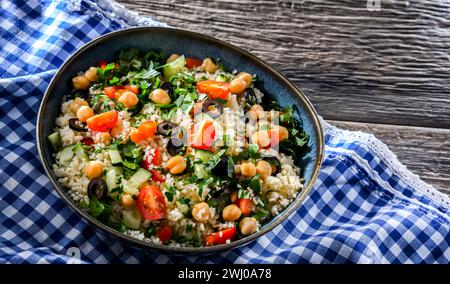 Une assiette de couscous servie avec des légumes et des pois chiches Banque D'Images