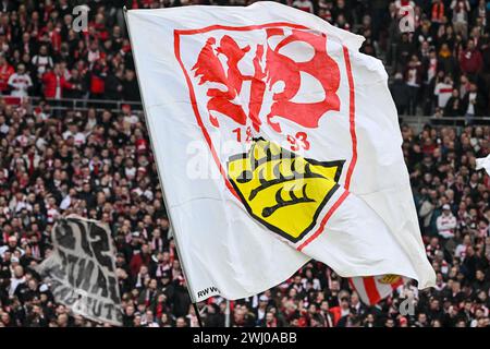 Stuttgart, Allemagne. 11 février 2024. Football : Bundesliga, VfB Stuttgart - FSV Mainz 05, Journée 21, MHPArena. Logo VfB Stuttgart sur un drapeau. Crédit : Harry Langer/dpa - REMARQUE IMPORTANTE : conformément aux règlements de la DFL German Football League et de la DFB German Football Association, il est interdit d'utiliser ou de faire utiliser des photographies prises dans le stade et/ou du match sous forme d'images séquentielles et/ou de séries de photos de type vidéo./dpa/Alamy Live News Banque D'Images