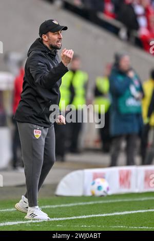 Stuttgart, Allemagne. 11 février 2024. Football : Bundesliga, VfB Stuttgart - FSV Mainz 05, Journée 21, MHPArena. L'entraîneur de Stuttgart Sebastian Hoeness gesticulate. Crédit : Harry Langer/dpa - REMARQUE IMPORTANTE : conformément aux règlements de la DFL German Football League et de la DFB German Football Association, il est interdit d'utiliser ou de faire utiliser des photographies prises dans le stade et/ou du match sous forme d'images séquentielles et/ou de séries de photos de type vidéo./dpa/Alamy Live News Banque D'Images
