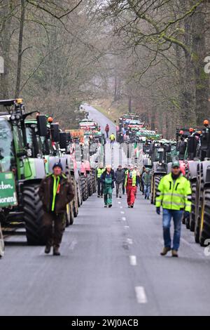 12 février 2024, basse-Saxe, Unterlüß : des agriculteurs bloquent une route d'accès à la compagnie d'armement Rheinmetall. Le chancelier Scholz (SPD) devrait assister à une cérémonie symbolique inaugurale pour marquer le début de la construction d'une nouvelle usine de munitions Rheinmetall. L'usine de munitions produira des munitions d'artillerie, des explosifs et des roquettes. Photo : Philipp Schulze/dpa Banque D'Images