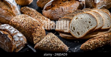 Assortiment de produits de boulangerie, y compris pains et petits pains Banque D'Images