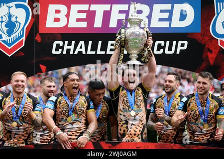 Photo du dossier datée du 12-08-2023 de Robbie Mulhern de Leigh Leopards avec le trophée sur le terrain après avoir remporté la finale de la Betfred Challenge Cup. Désireux de faire leurs preuves plus que des merveilles d'une saison, les détenteurs de la Challenge Cup ont gardé un profil bas sur le marché des transferts, se concentrant judicieusement sur la rétention des stars qui ont fait de leur première saison dans le top-Flight un tel succès. À moins de blessures à leurs hommes clés, il n'y a aucune raison pour que l'équipe de Lam ne répète pas la poussée de la saison dernière dans les play-offs. Date d'émission : lundi 12 février 2024. Banque D'Images