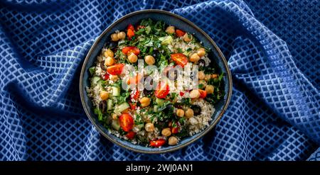 Une assiette de couscous servie avec des légumes et des pois chiches Banque D'Images