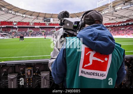 Stuttgart, Allemagne. 11 février 2024. Football : Bundesliga, VfB Stuttgart - FSV Mainz 05, Journée 21, MHPArena. Caméra TV avec caméraman. Crédit : Harry Langer/dpa - REMARQUE IMPORTANTE : conformément aux règlements de la DFL German Football League et de la DFB German Football Association, il est interdit d'utiliser ou de faire utiliser des photographies prises dans le stade et/ou du match sous forme d'images séquentielles et/ou de séries de photos de type vidéo./dpa/Alamy Live News Banque D'Images