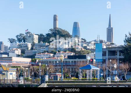 Coit Tower et Transamerica Pyramid Building de Pier 39, San Francisco, Californie, États-Unis Banque D'Images