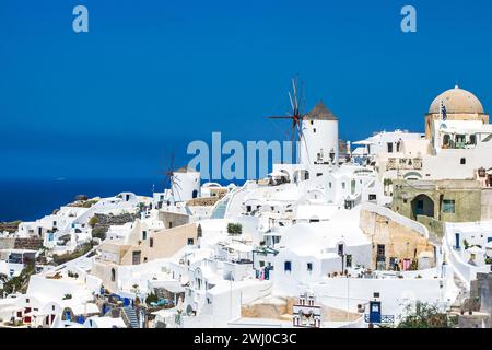 Ciel, près de la mer village blanc traditionnel à Santorini Banque D'Images