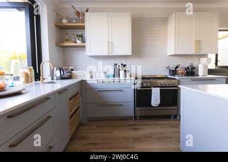 Un intérieur de cuisine moderne baigne dans la lumière naturelle Banque D'Images