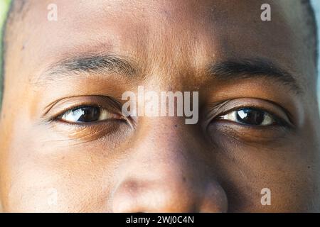 Gros plan des yeux d'un jeune Afro-américain Banque D'Images