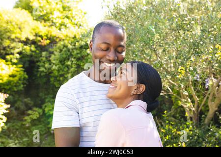 Couple biracial profite d'une journée ensoleillée à l'extérieur Banque D'Images