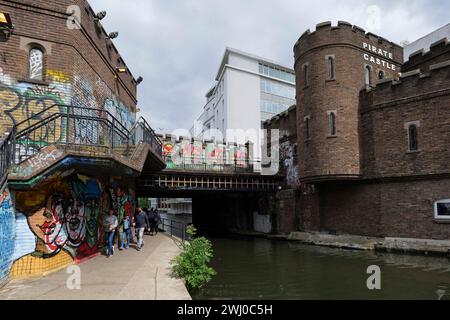 Londres - 29 05 2022 : gros plan sur le pont Oval Rd et le château Pirate le long du Regent's canal Banque D'Images