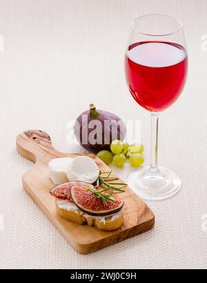 Fromage feta avec figue mûre et vin rouge Banque D'Images