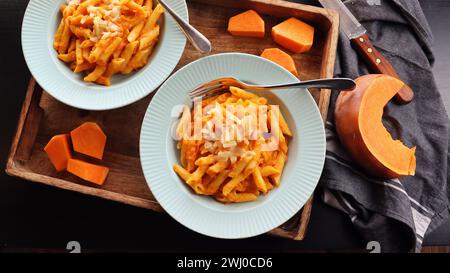 Penne à grains entiers sains, pâtes en forme de tube avec citrouille, fromage de chèvre Banque D'Images