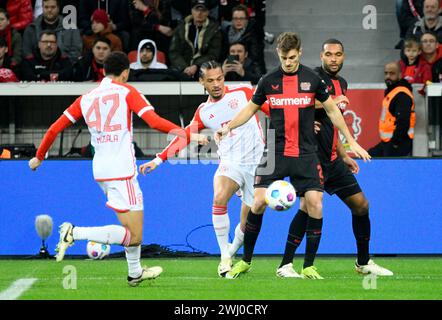 BayArena Leverkusen Allemagne, 10.2,2024, Football : Bundesliga saison 2023/2024 jour de match 21., Bayer 04 Leverkusen (B04) vs FC Bayern Muenchen (FCB) — de gauche à droite : Leroy Sane (FCB), Josip Stanisic (B04), Jonathan Tah (B04) Banque D'Images