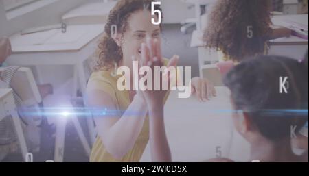 Image du traitement des données sur une enseignante diversifiée heureuse et une écolière de haut niveau en classe Banque D'Images