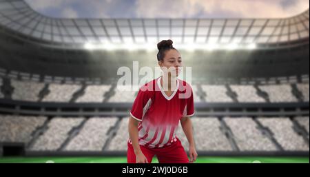 Image d'une joueuse de football biraciale au-dessus du stade Banque D'Images